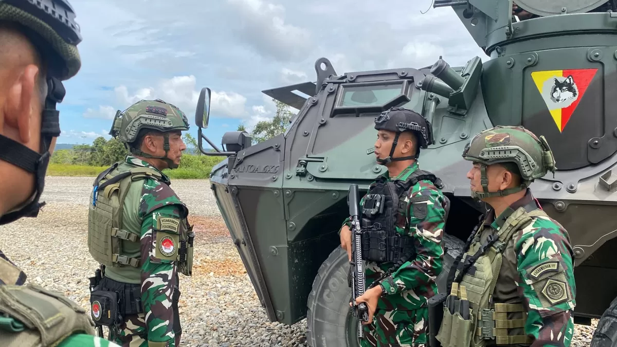 Panglima Kogabwilhan III, Letnan Jenderal TNI Lucky Avianto, turun langsung meninjau kondisi lapangan. Ia mengunjungi rest area Mile 50 serta lokasi penyerangan terhadap karyawan PT Freeport yang kini dijaga ketat oleh personel TNI