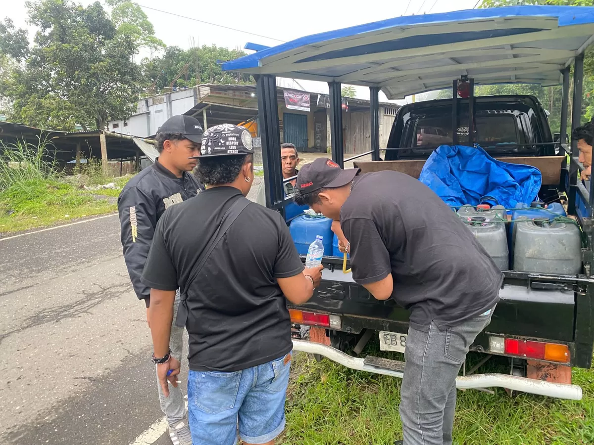 mobil pickup dengan nomor polisi EB 8204 PA yang diketahui mengangkut BBM dari wilayah Ruteng, Kabupaten Manggarai. (Ade Tengko)