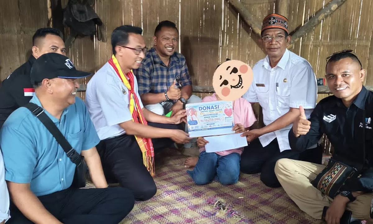 Penyerahan bantuan tersebut turut dihadiri sejumlah perwakilan insan pendidikan di Manggarai Raya (Foto:Ejhi Serlenso-Idenusantara.com)