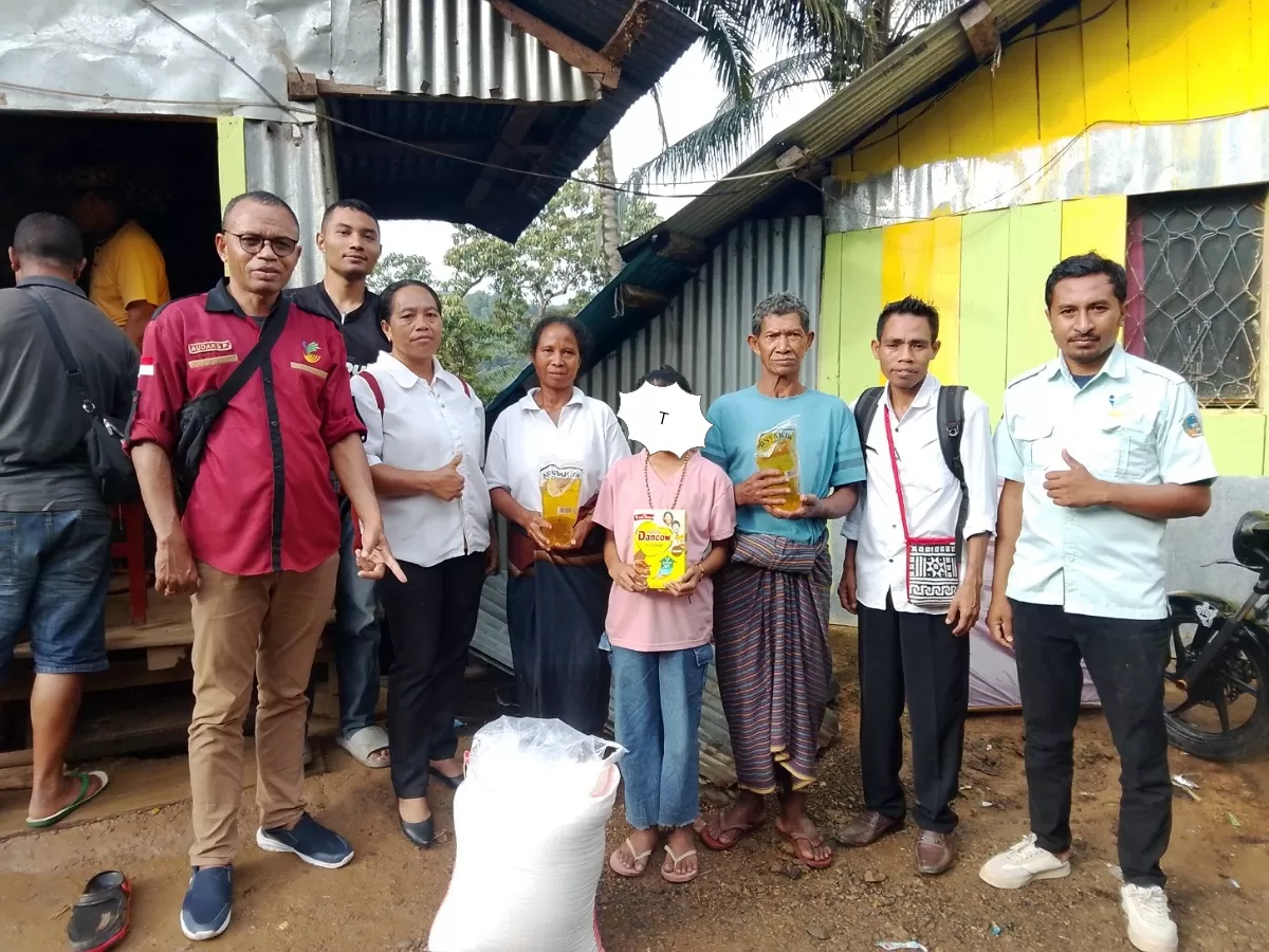 Adik Tasya didampingi Opa dan Omanya, Pegawai Dinsos Matim dan aparat desa Rana Gapang saat menerima bantuan dari Kemenaos RI