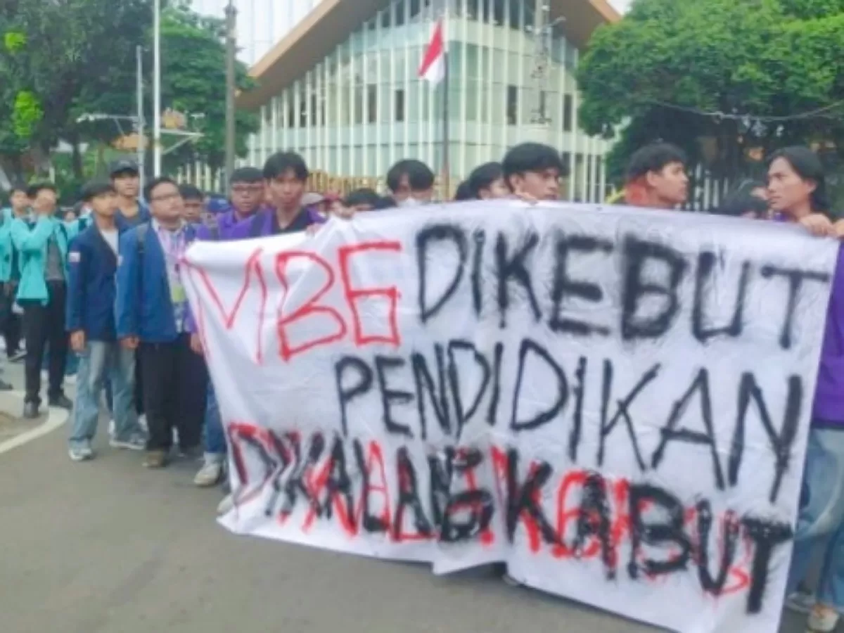 Sejumlah mahasiswa yang tergabung dalam BEM SI melakukan aksi unjuk rasa dalam momentum Hari Pendidikan Nasional (Hardiknas) di Kawasan Patung Kuda, Jakarta Pusat, pada Sabtu (2/5/2026). (Foto:Dok.BEM SI)