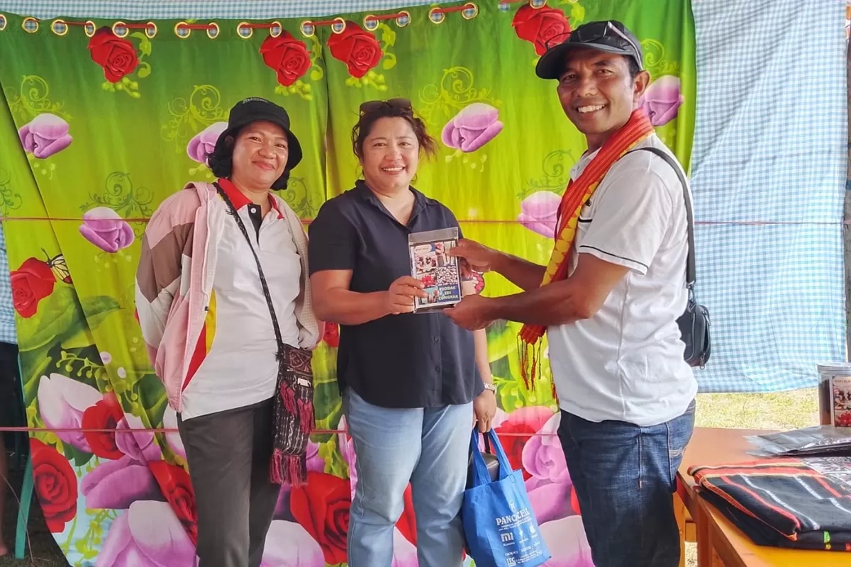 Hendrikus, Kepala Sekolah SD Congkar foto bersama pembeli Kopi Buk Congkar