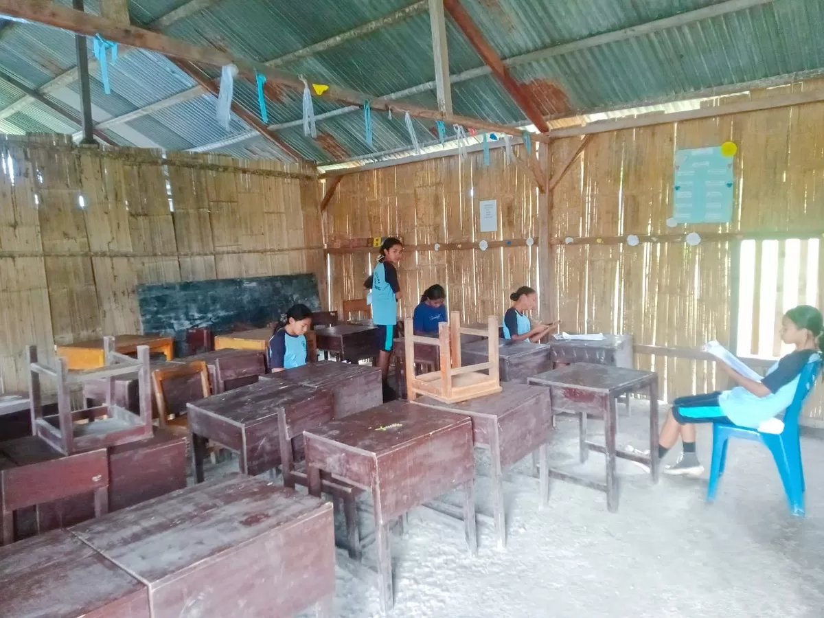 Gedung SMPN 19 Borong di Kelurahan Satar Peot, Kecamatan Borong, Kabupaten Manggarai Timur (Foto: Jhi. S-Idenusantara.com)
