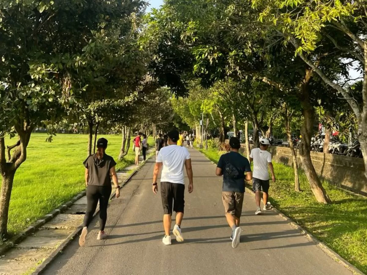 Olahraga sore menjadi salah satu aktivitas yang kini semakin digemari masyarakat, terutama setelah menjalani rutinitas padat sepanjang hari. (Foto: suasana saat olahraga sore/pint)