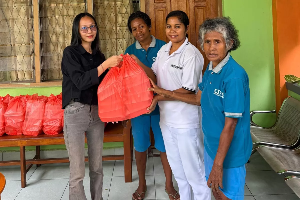 Carolin Tresiani Nona Sina Elfrid Padeng merayakan ulang tahun ke-21 dengan berbagi kasih kepada Orang Dengan Gangguan Jiwa dan para lansia di Kota Maumere (Foto:Dok.MataSikka)
