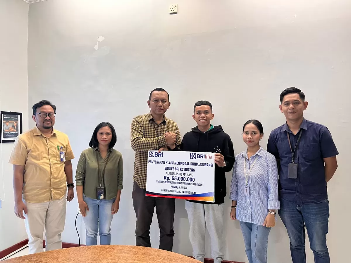PT Asuransi BRI Life melalui BRI Cabang Ruteng menyerahkan santunan klaim asuransi jiwa kepada ahli waris nasabah yang meninggal dunia (Foto : HO)