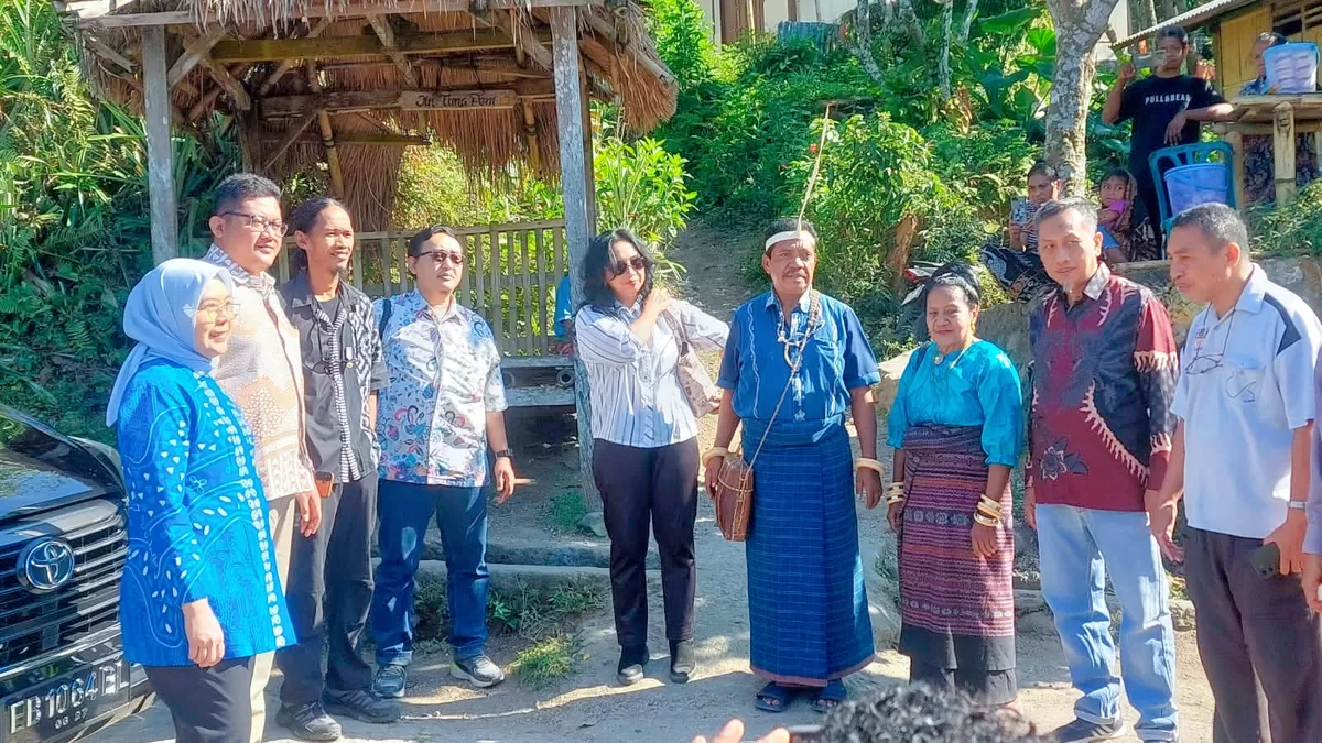 Masuk 5 Besar Nasional! Cletus Beru (Kemeja dan Sarung Biru) Bawa Desa Wisata Umauta Harumkan Nama Sikka di Wonderful Indonesia Awards 2026 (Foto: Dok. ND)