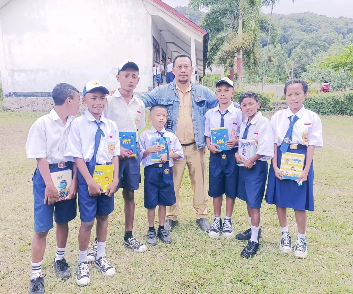 Hendrik Gabu saat foto bersama siswa yatim piatu di SMPN Satap Munde Manggarai Timur ( Foto: Dokpri HG)