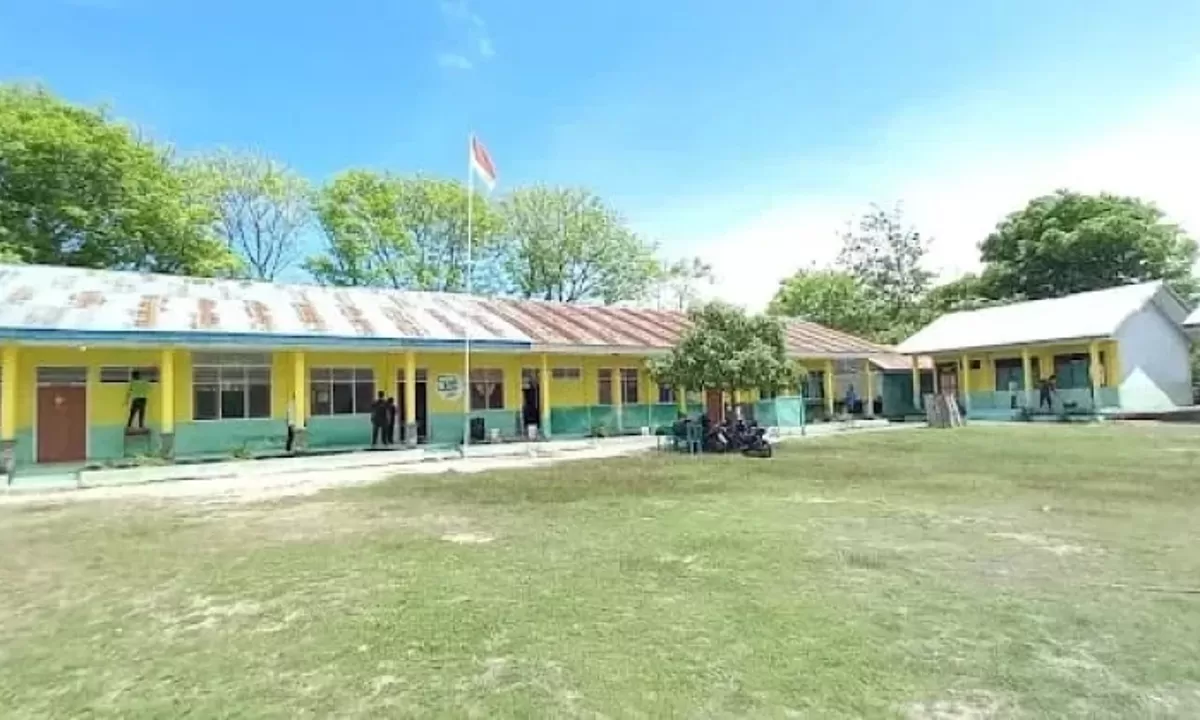 Sekolah milik Yayasan Al-Hikmah di Desa Satar Kampas, Kecamatan Lamba Leda Utara, Kabupaten Manggarai Timur, tempat Guru Bahasa Inggris Rico Novianto Ardiansah mengaku diberhentikan dari tugas mengajar. (Foto:MR)