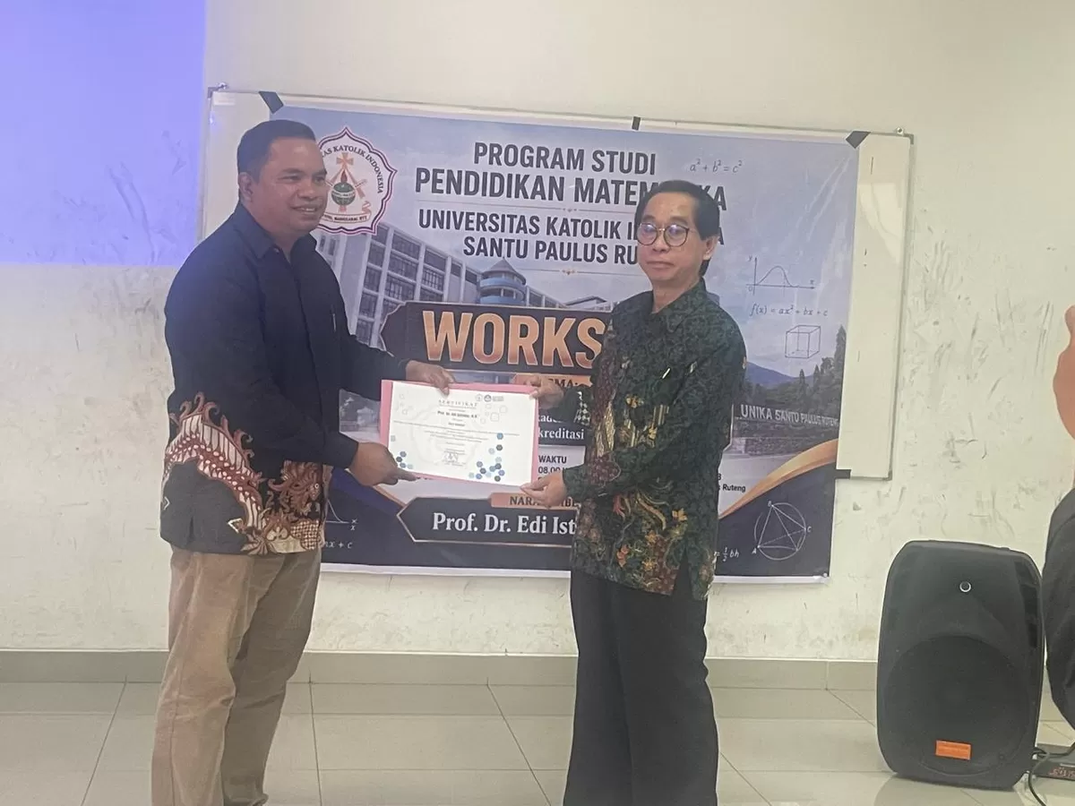 Keterangan foto: Ketua Prodi Pendidikan Matematika Unika Santu Paulus Ruteng menyerahkan sertifikat pemateri kepada Prof. Dr. Edi Istiyono, M.Si. (Gordi Jamat)