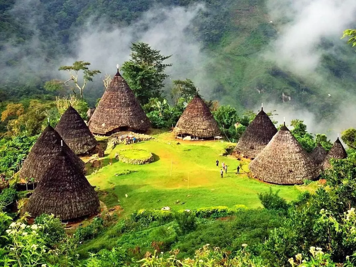 Momen liburan bersama pasangan tidak selalu harus dihabiskan di hotel mewah atau destinasi wisata yang ramai. (Desa Wisata Wae Rebo, Flores/PIXABAY)