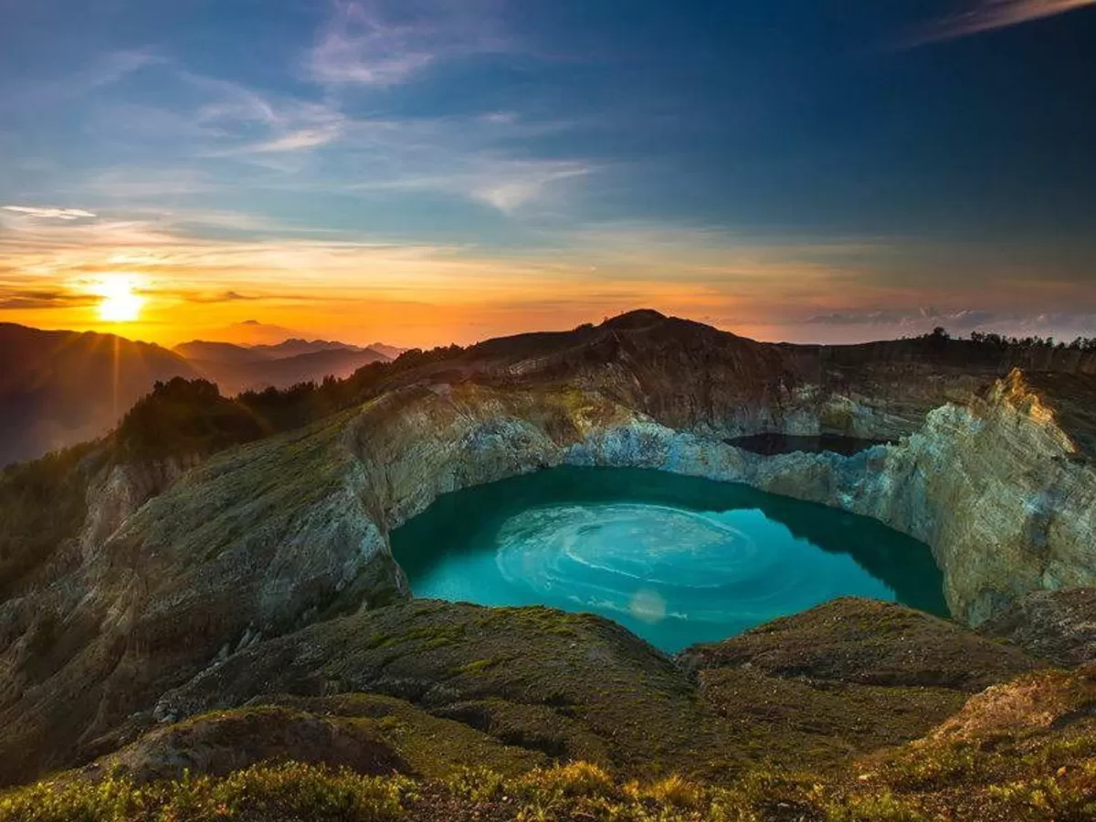 Flores, Nusa Tenggara Timur (NTT), menyimpan begitu banyak destinasi wisata yang menawarkan pemandangan alam. (Danau Kelimutu/Net)