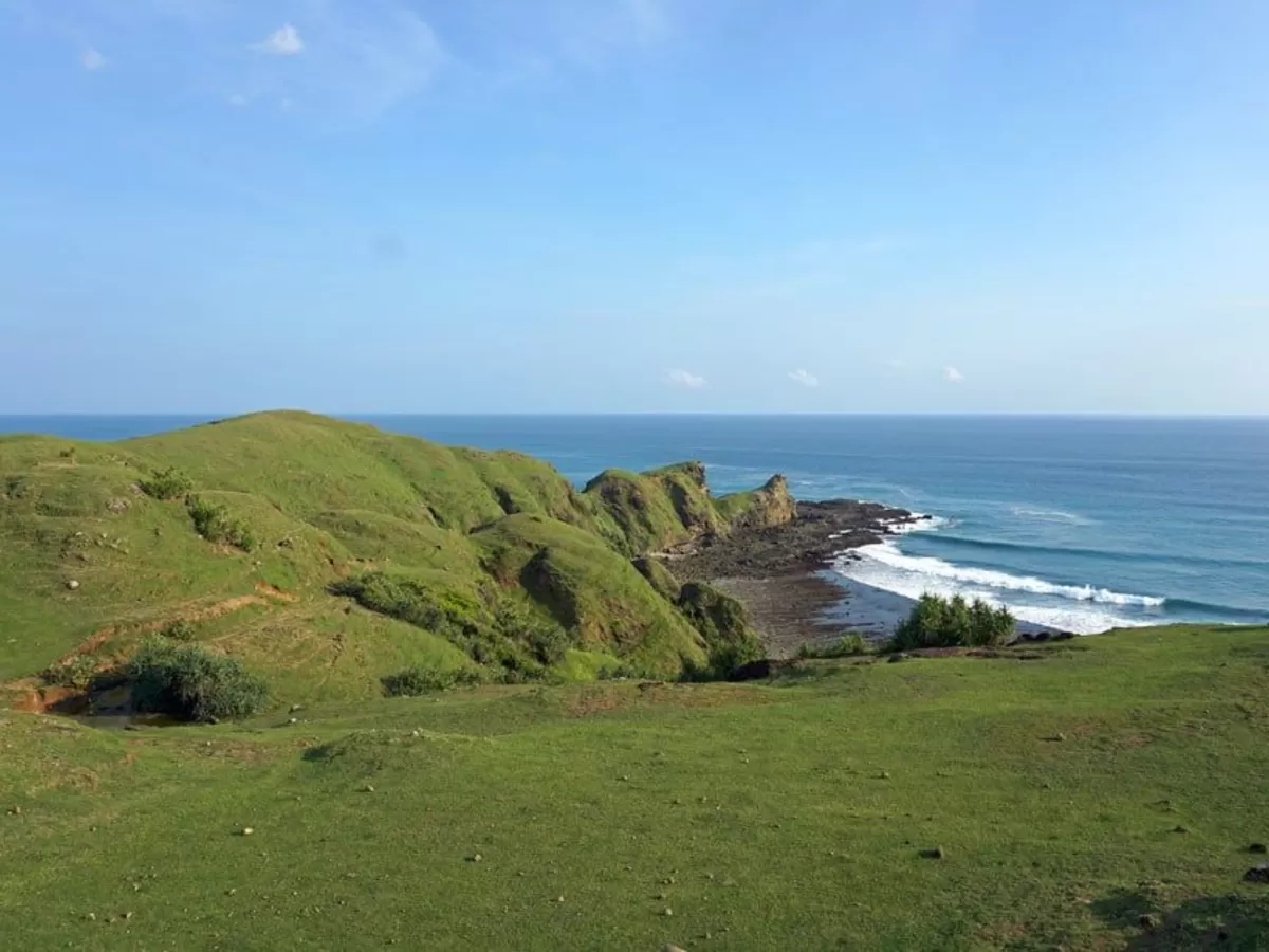  Indonesia tidak hanya dikenal dengan pantai dan pegunungan. Sejumlah kawasan perbukitan juga menawarkan panorama luar biasa. (Bukit Merese, Lombok/net)