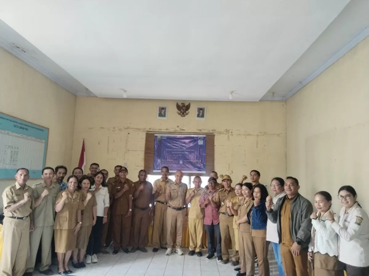 Keterangan foto: kepala Bapenda Manggarai, Kanis Nasak berpose dengan para Lurah se-kabupaten Manggarai usai kegiatan (Gordi Jamat)