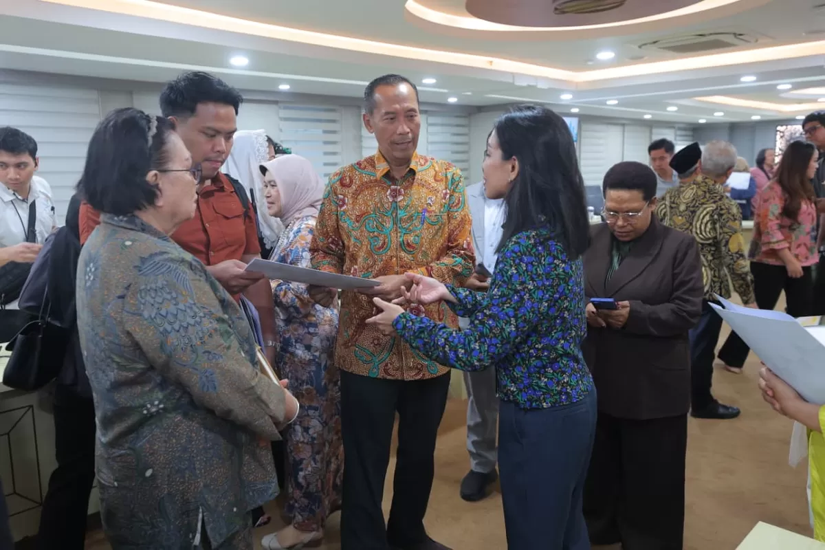 Stevi Harman soroti KIP Kuliah calon mahasiswa korban gempa Flores yang terkendala desil. Prof Badri ungkap ada ruang verifikasi.
