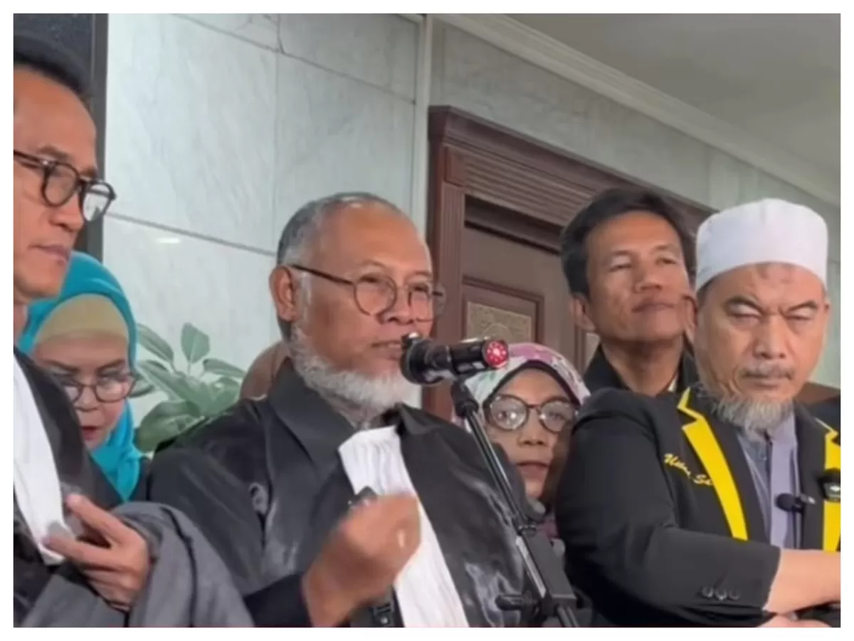 Bambang Widjojanto selaku penasihat hukum pemohon menyoroti dugaan pelanggaran KPU dalam proses pencalonan Gibran Rakabuming Raka. (Ig/@hukum.perubahan)