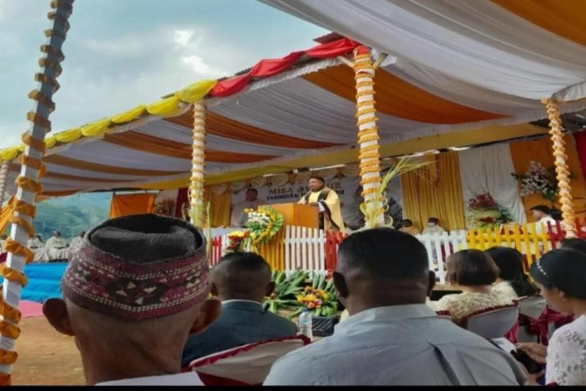 Ribuan Umat Hadiri Syukuran Tahbisan Imam Pater Petrus Sandiawan Denatalis, SVD di Lamba