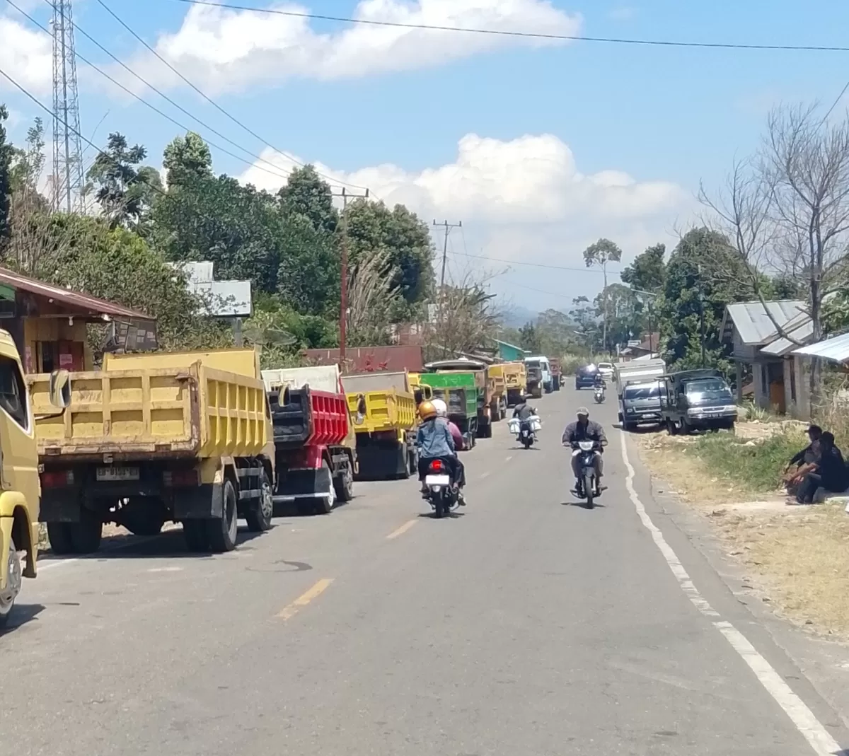 Antrean sejumlah dump truck di SPBU Mano, Manggarai Timur pada, Jum'at (16/10/2026). Warga menduga aktivitas pengisian BBM oleh kendaraan proyek turut mendominasi antrean sehingga menyulitkan masyarakat mendapatkan BBM. (Dok.Ide Nusantara)