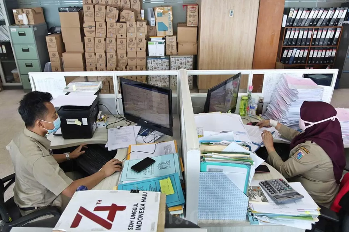 Bahas apakah masa kerja lima tahun dapat menjadi pertimbangan pengangkatan, persyaratan yang perlu dipenuhi, serta alasan masa pengabdian tidak otomatis menjamin status PNS atau PPPK. (Foto: Ide Nusantara.com)