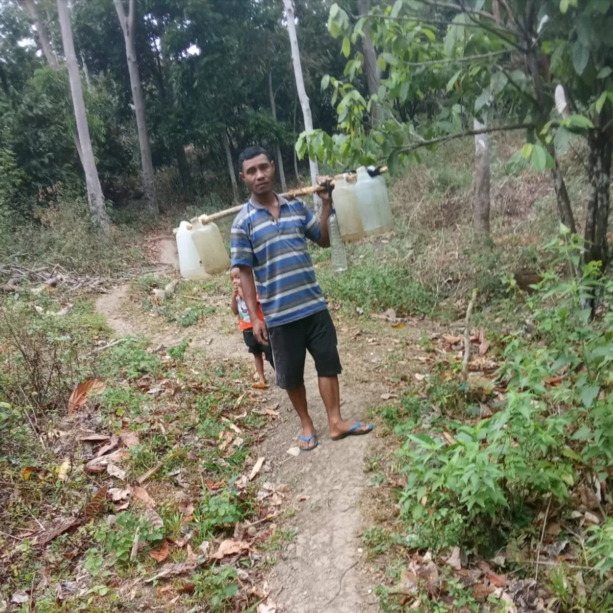 Puluhan Tahun Tanpa Air Bersih, Warga Kajuata di Manggarai Timur Harus Berjalan 2 Kilometer