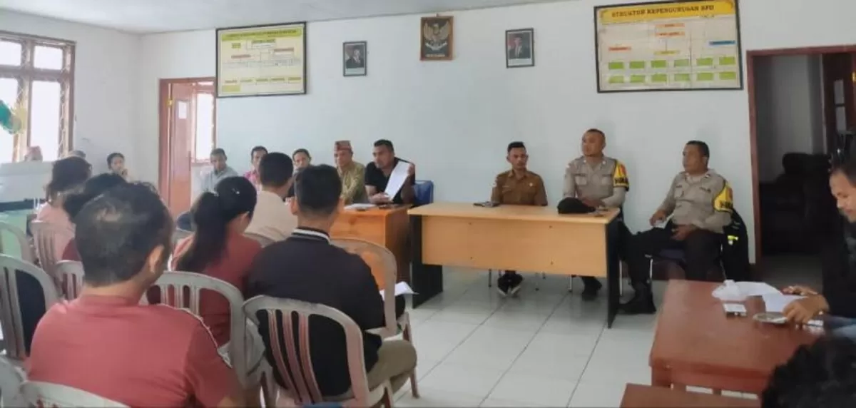 Rapat Klarifikasi dan Putusan Panitia Pilkades Bangka Lelak atas Pengaduan Calon Kepala Desa Nomor Urut 02, Ferdinandus Baru, pada Senin (19/10/2026). (Foto: Yulianus onca)