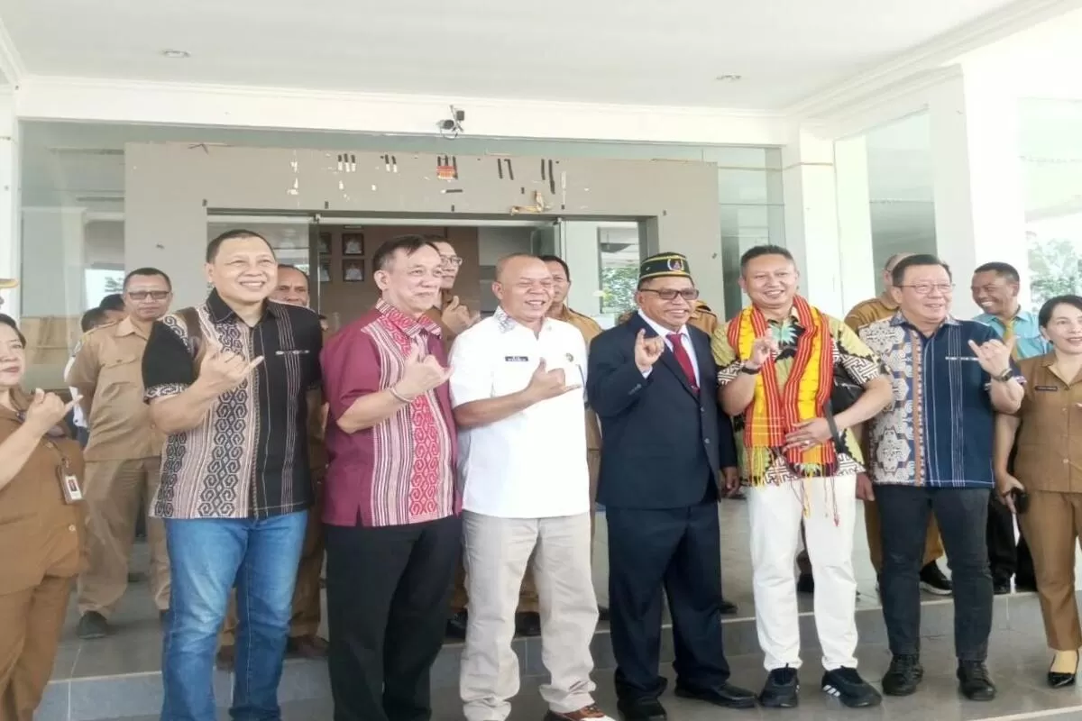Yayasan Astra Hibahkan Ambulans dan Mobil Sekolah Pintar untuk Manggarai Timur, Siapkan 10 Lapangan Basket