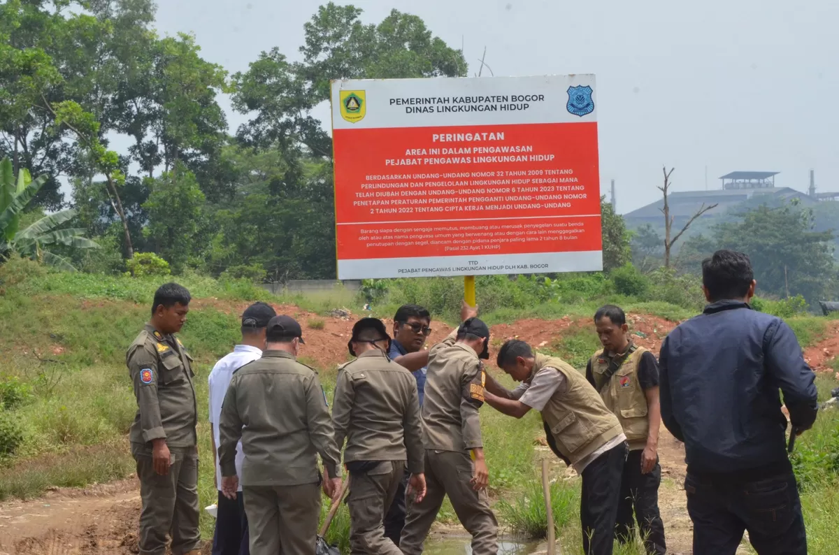 Penutupan tempat pembuangan sampah (TPA) liar di Desa Kembang Kuning, Kecamatan Klapanunggal. (Foto/Diskominfo Kabupaten Bogor.)