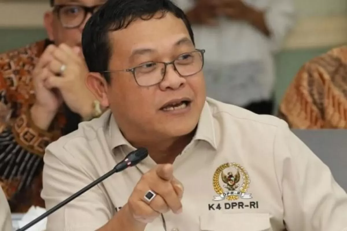 Foto : Anggota Komisi IV DPR RI dari Fraksi PDI Perjuangan, Sonny T. Danaparamita, 