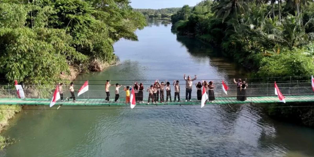 Kehadiran Jembatan gantung di antara Kampung Punaga Jolok dan Kampung Baru, Desa Mandala Kasih, Kecamatan Pameungpeuk, Kabupaten Garut pada Minggu (25/1/2026) kini menjadi jalan baru bagi anak-anak menuju sekolah, petani ke sawah, serta warga untuk beribadah dan beraktivitas di kampung sebelah.  (Dok Tim Media Presiden)