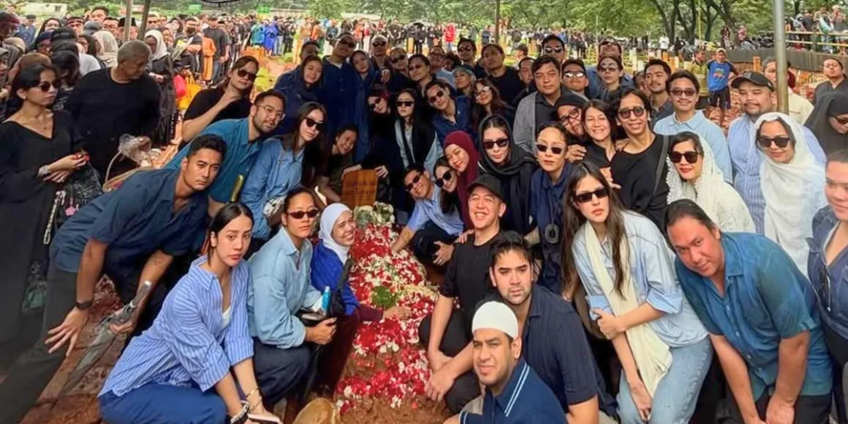 Suasana pemakaman Vidi Aldiano di TPU Tanah Kusir, para sahabat dan keluarga kompak kenakan baju bernuansa biru, Minggu (8/3/2026). (ranggazlaksmana/Instagram)