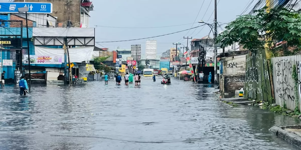 Banjir setinggi 1 meter menggenangi Jalan Kopo-Sayati, Kabupaten Bandung (Edi Kusnaedi/Koran Gala)