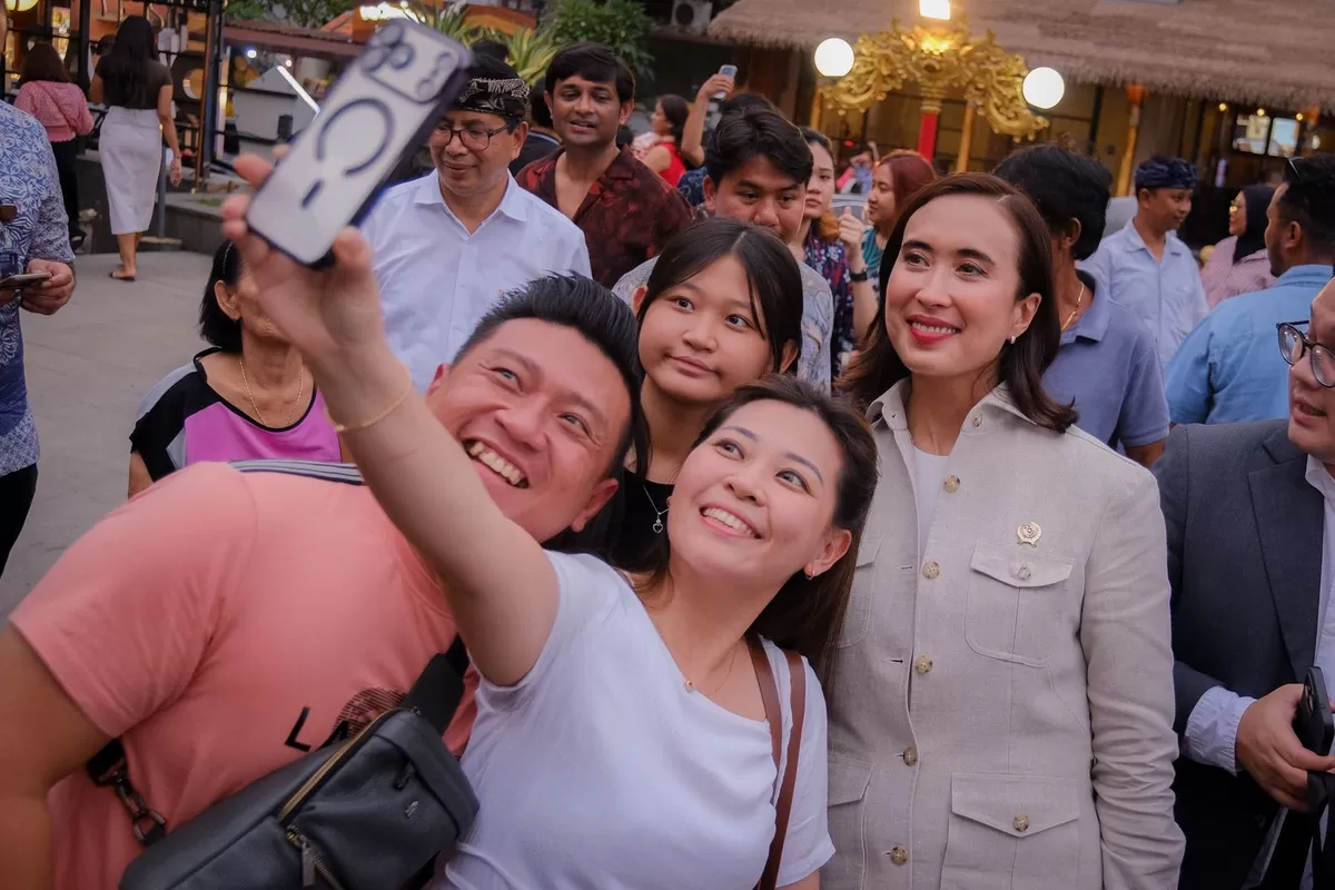 Menteri Pariwisata Widiyanti Putri Wardhana menyapa wisatawan mancanegara saat meninjau Terminal Keberangkatan Internasional Bandara I Gusti Ngurah Rai, Denpasar, Bali, Kamis (112026) - WartaPesona.com (Kemenpar)