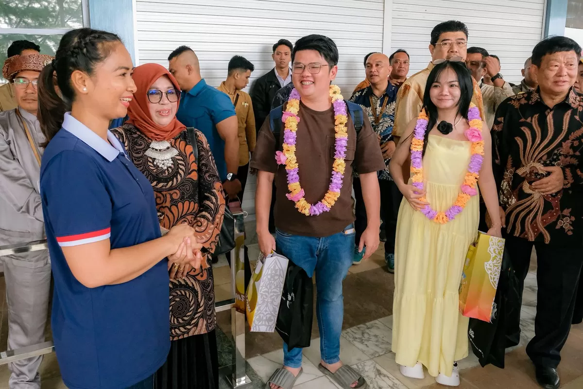 Wakil Menteri Pariwisata Ni Luh Puspa menyambut wisatawan mancanegara asal Malaysia di Pelabuhan Ferry Internasional Gold Coast, Batam, Kamis (112026) - WartaPesona.com (Kemenpar)