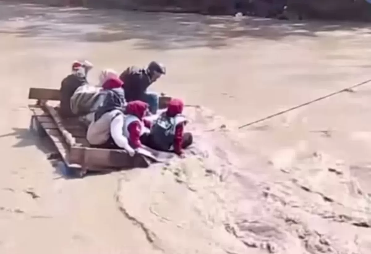 Beberapa relawan bidan nyaris hanyut karena terbawa arus sungai Kala Ili yang cukup deras di Aceh Tengah - WartaPesona.com (Rona Jateng)