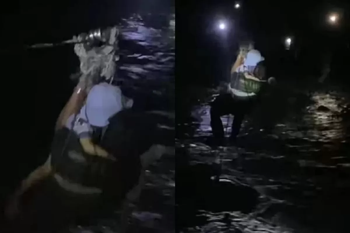 Warga di Kecamatan Ketol masih menggantungkan hidupnya pada tali sling di atas sungai berarus deras dan gelap gulita - WartaPesona.com (Lamongan Network - Jatim Network)