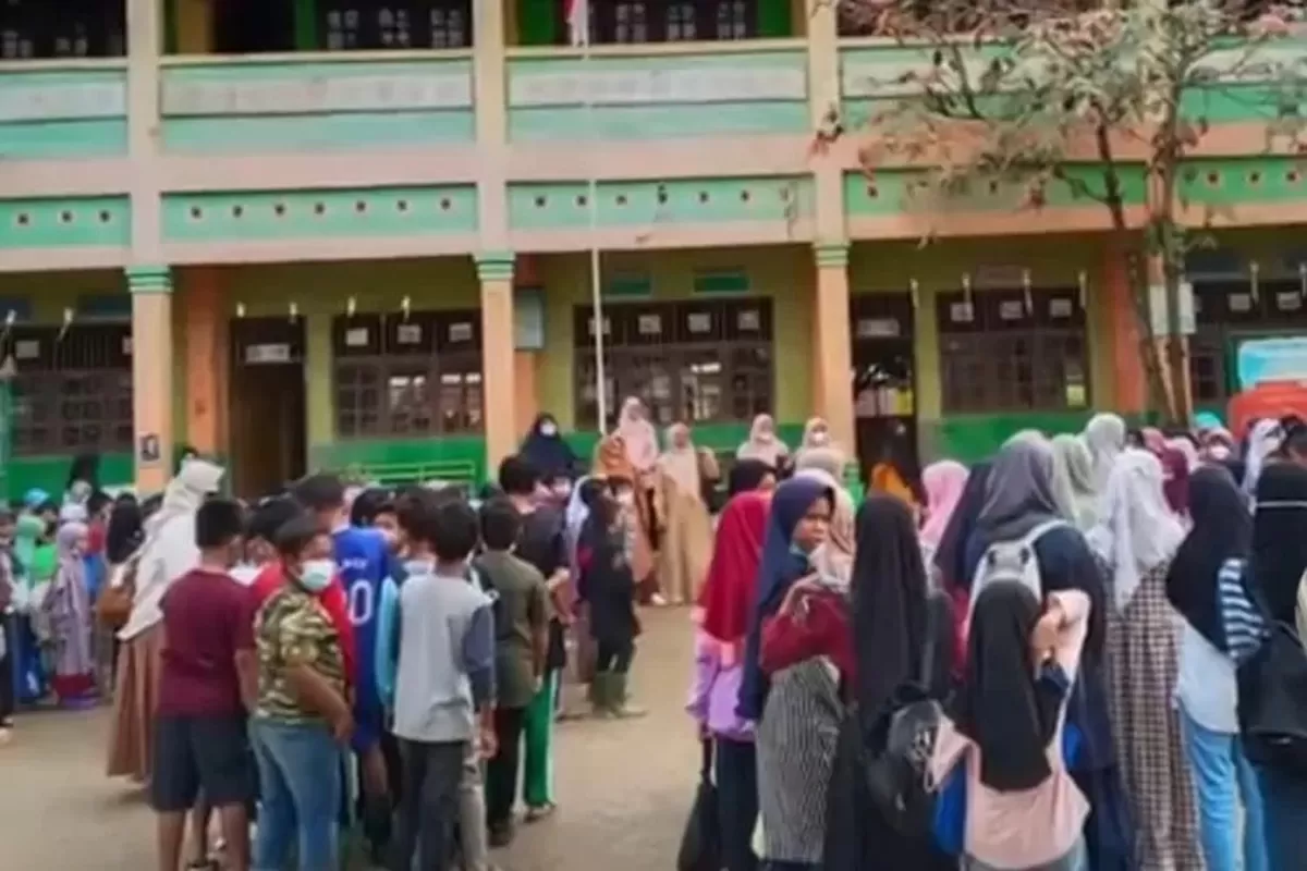 Tanpa Baju Seragam, Anak-Anak Aceh Tamiang Tetap Semangat di Hari Pertama Sekolah - WartaPesona.com (Kilas Metro)