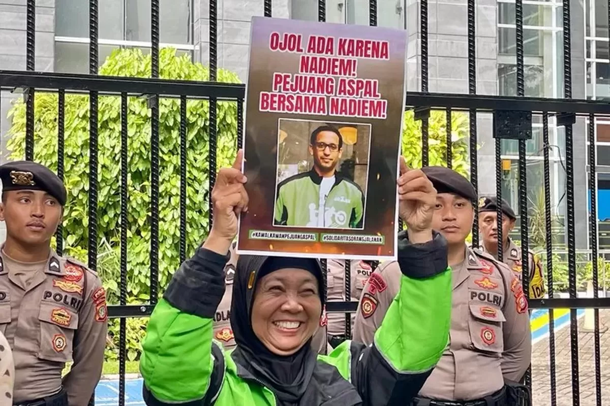 Ratusan Driver Gojek Lakukan Aksi Damai Ihwal Kasus Korupsi Nadiem Makarim, Disebut sebagai Solidaritas Orang Jalanan - WartaPesona.com (Edisi)