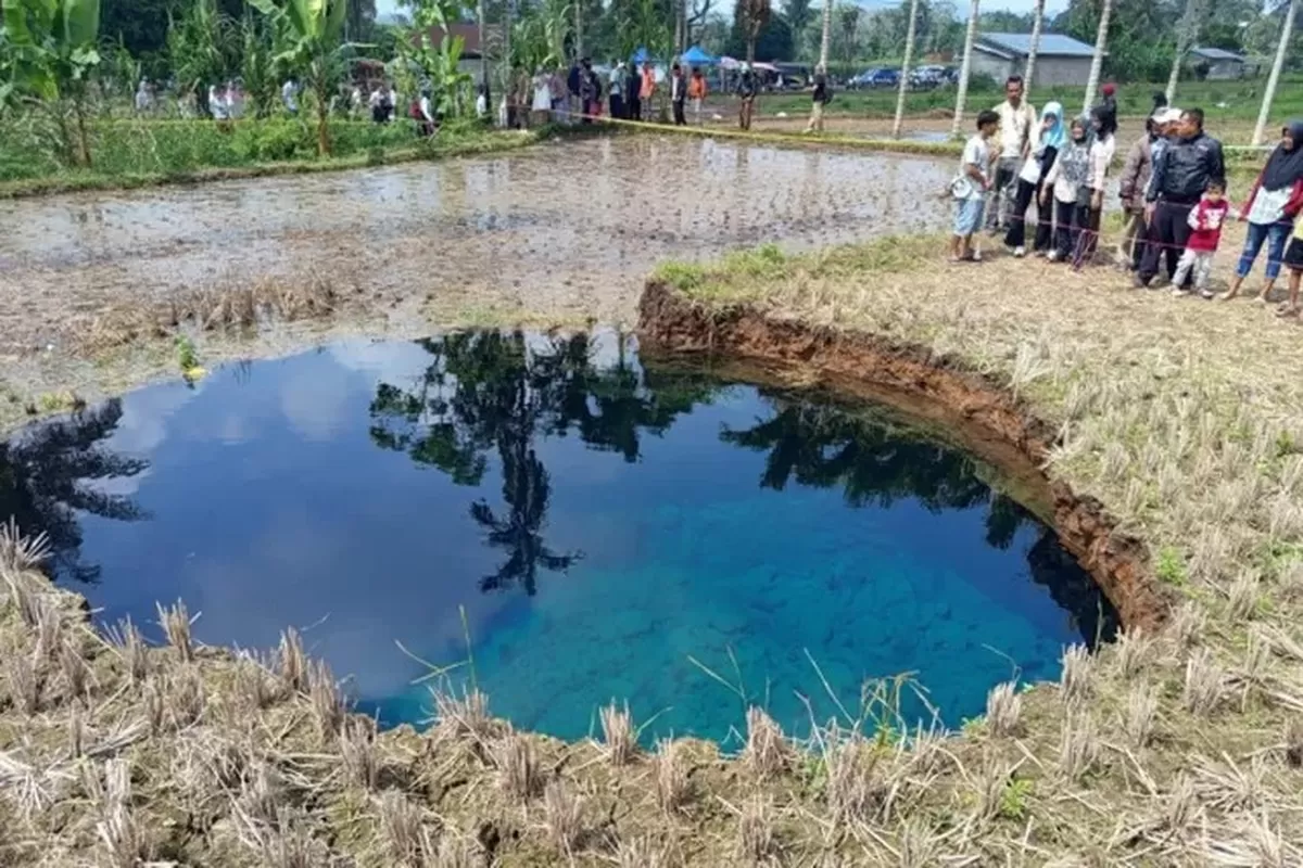 Warga Percaya Air Sinkhole Limapuluh Kota Sumbar Bisa jadi Obat - WartaPesona.com (IDN Citizen)