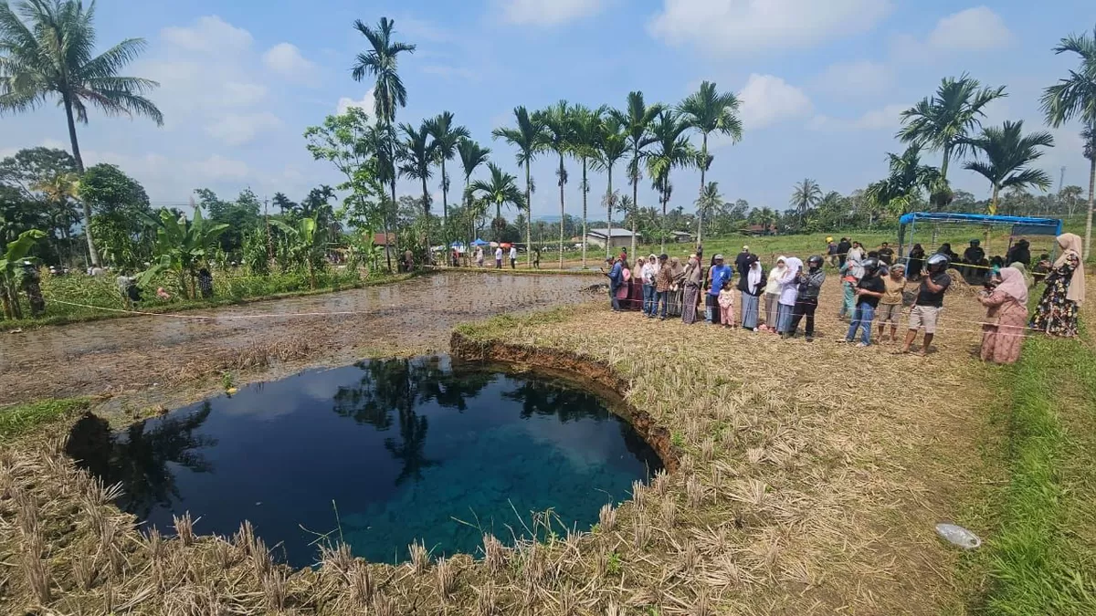 Munculnya Sinkhole Bikin Geger Warga di Sumbar, Ada yang Bawa Galon untuk Diisi dan Dibawa Pulang - WartaPesona.com (MSN)
