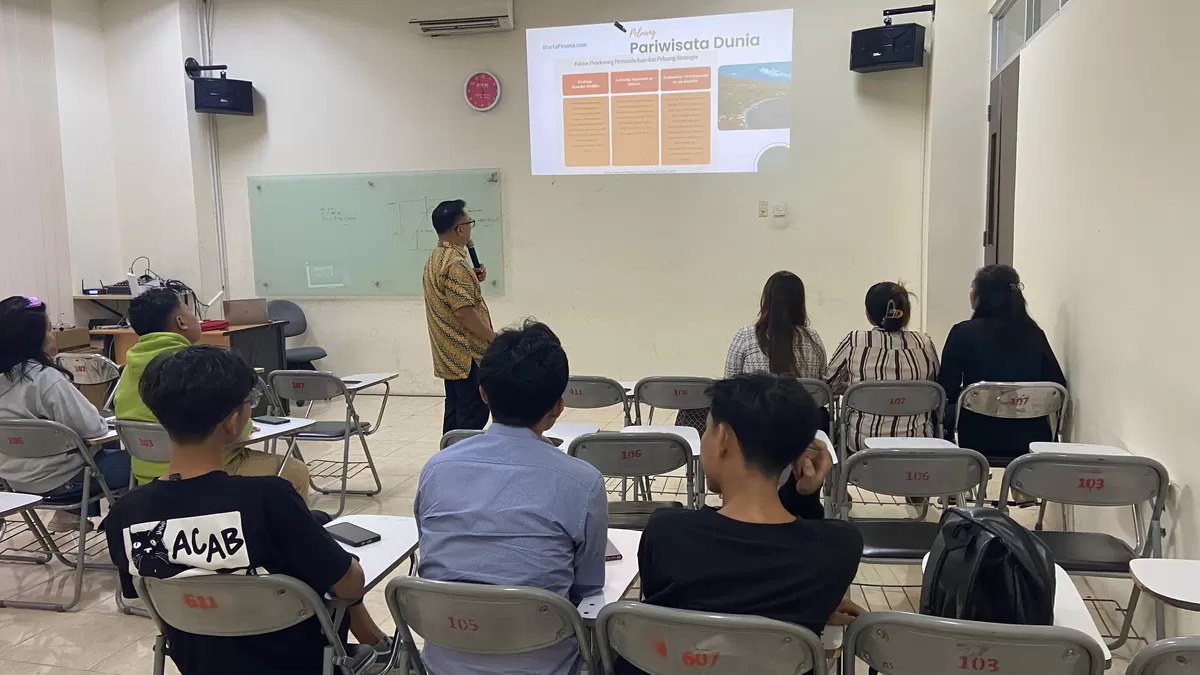 Pemaparan materi Ketua Umum OK OCE Kepada Mahasiswa UTA 45 (Dok. Tim WarataPesona)