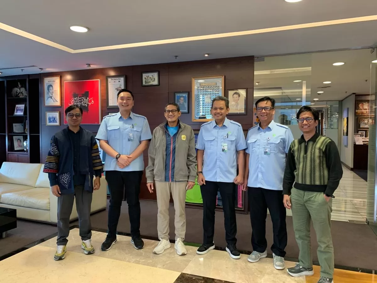 Foto bersama Pak sandiaga Uno bersama PT. Jakarta Food StationTim OK OCE dan Tim  (Dok. Tim OK OCE)