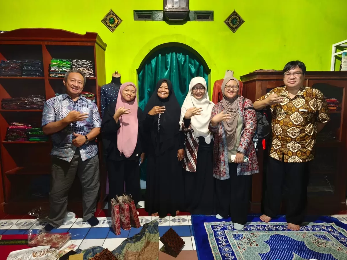 kunjungan tim peneliti Universitas Trisakti, Jurusan Sistem Informasi, ke UMKM Batik Rekso milik Ibu Siti - WartaPesona.com (okoce.net)