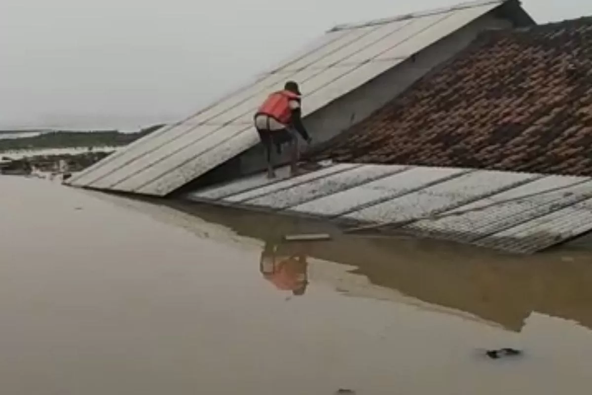 Rumah Panggung yang Dibangun KDM di Karawang Terendam Banjir, Ketinggian Airnya Dilaporkan Lebih dari 3 Meter - WartaPesona.com (KOMPAS.com)