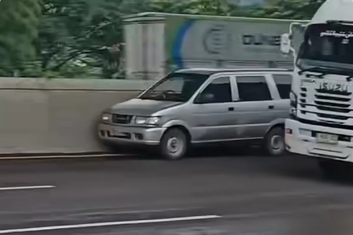 Mobil Panther Melaju Sendiri hingga Mepet Pembatas Jalan, Pengemudi Dikabarkan Meninggal Dunia - WartaPesona.com (kompas megapolitan)