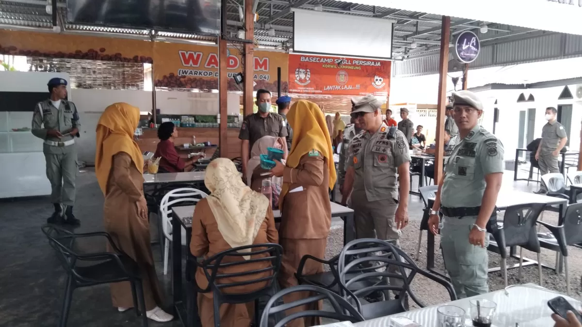 ASN di Banda Aceh yang berlarian dari warung kopi usai kena razia Satpol PP, diduga lantaran pergi ke warkop saat jam kerja - WartaPesona.com (media naggroe)