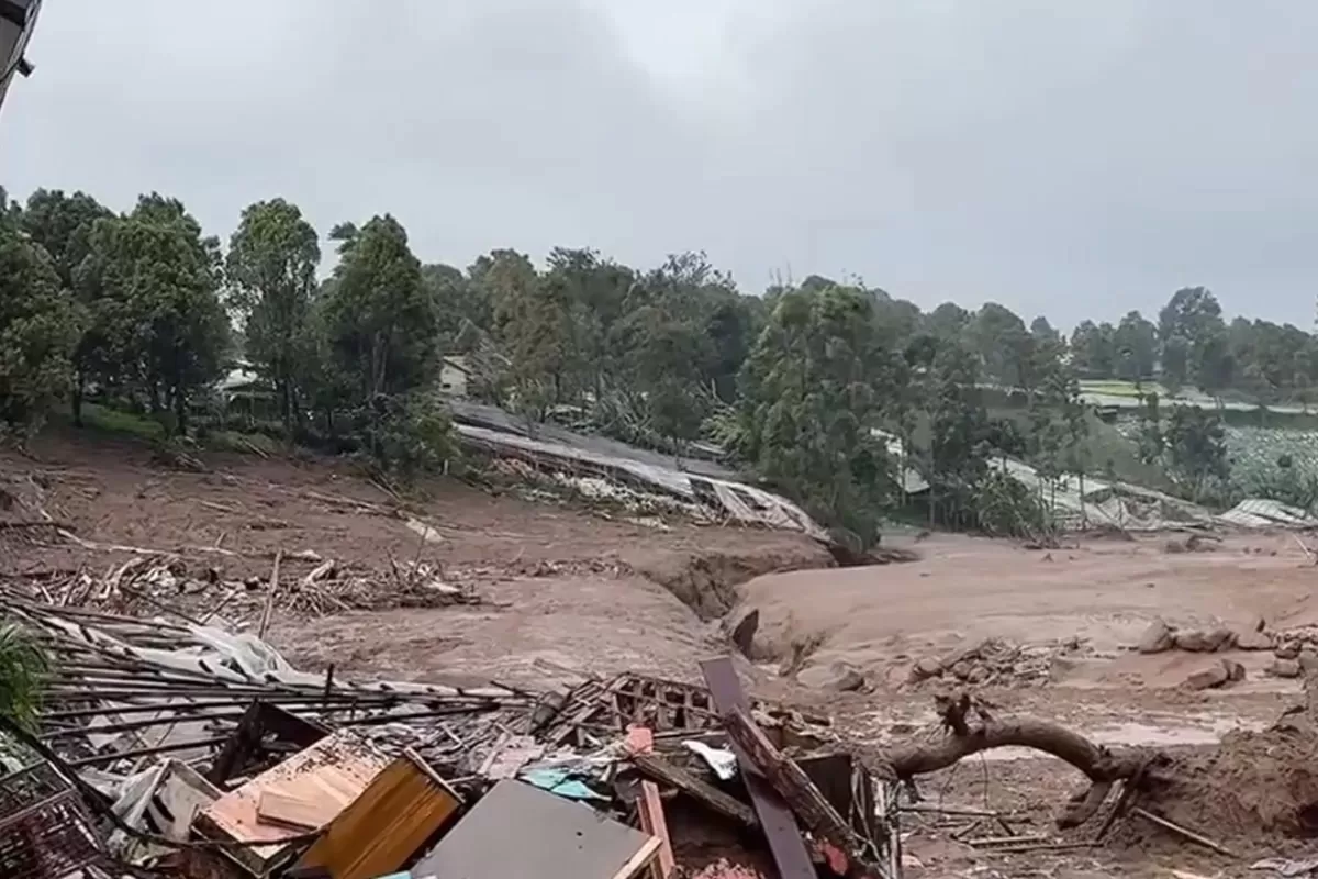 Longsor di Cisarua Bandung Barat, Diperkirakan 20 Rumah Warga Tertimpa Reruntuhan Tanah hingga Dugaan Alih Fungsi Lahan - WartaPesona.com (Selingkar Wilis)