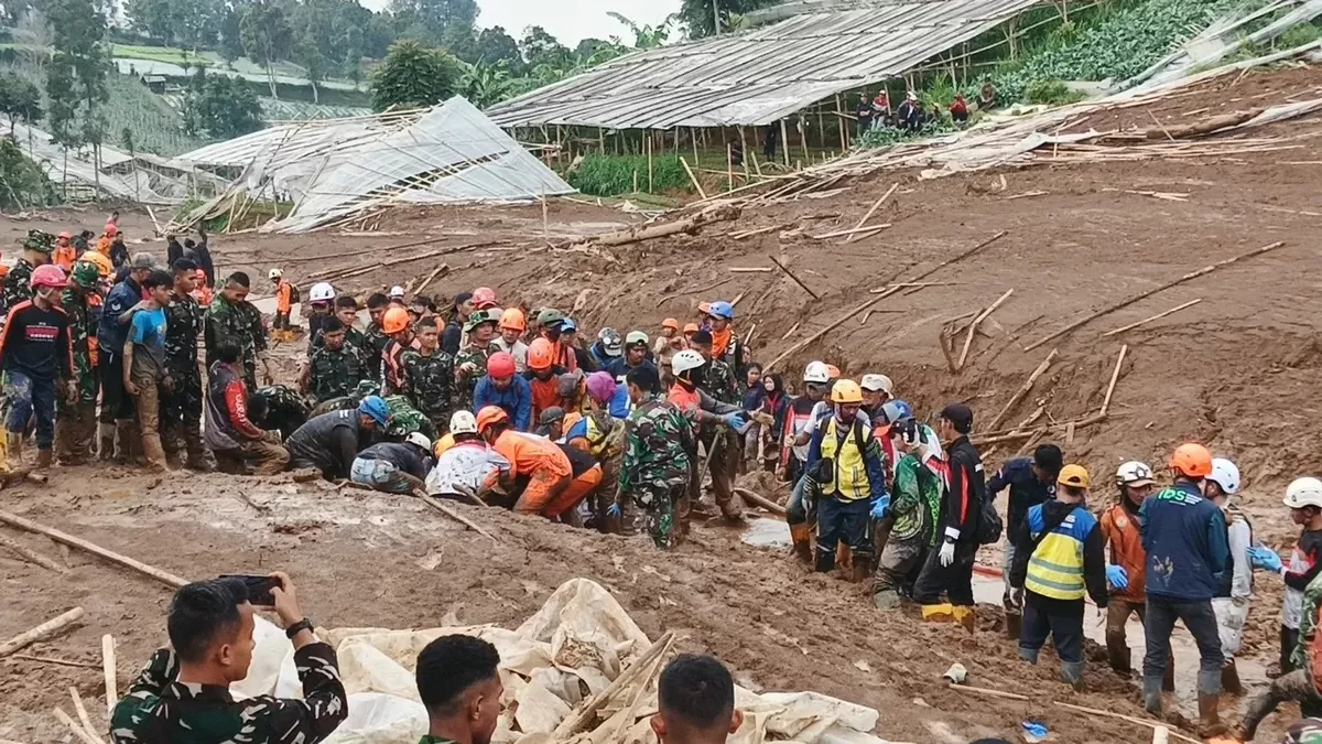 Penanganan bencana longsor di Cisarua, Kabupaten Bandung Barat dan cerita seorang anak yang teman-temannya masih terjebak longsor - WartaPesona.com (Merdeka.com)