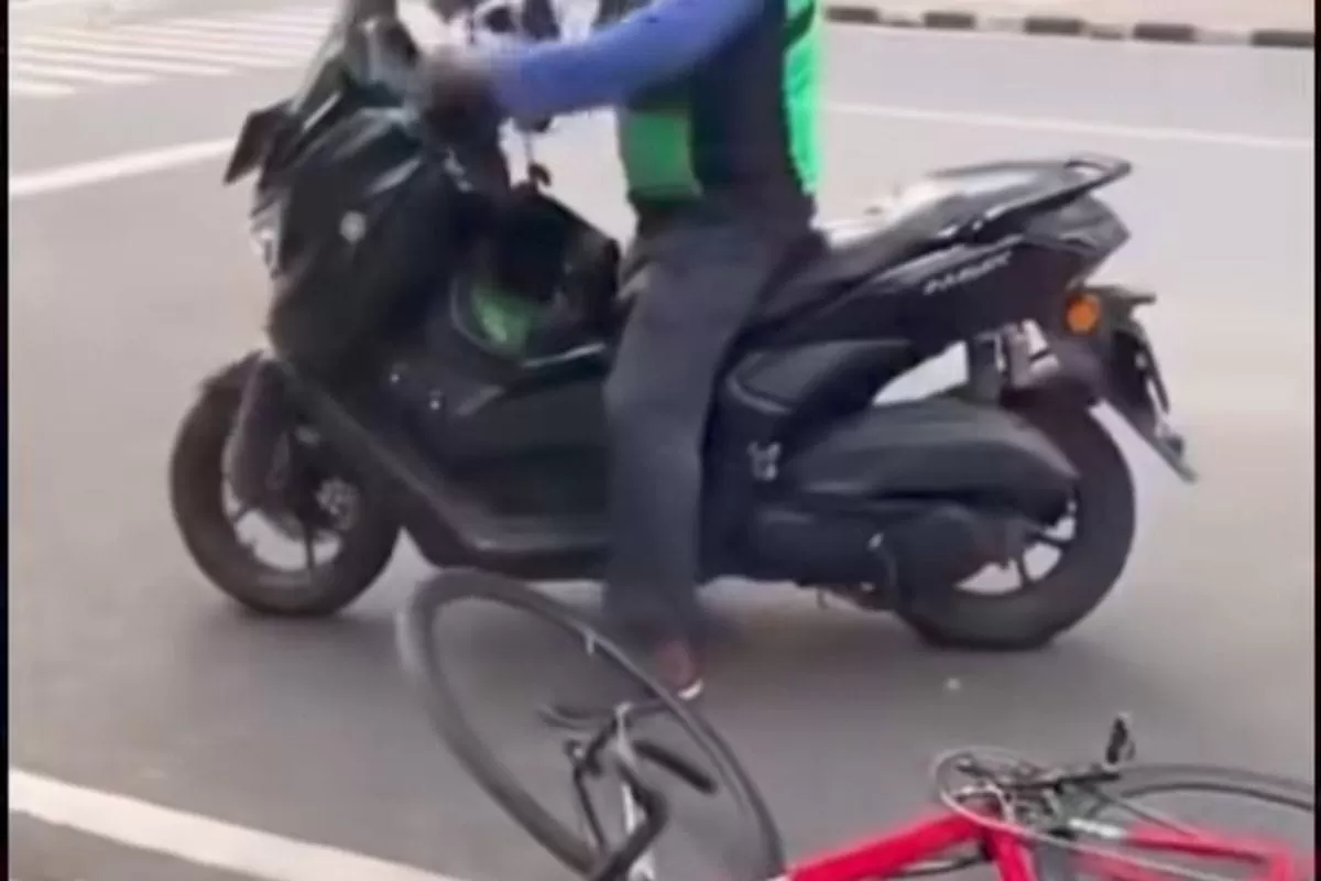 Pesepeda Diduga Diintimidasi Oknum Driver Ojol di Jakarta Pusat, Dimaki-maki hingga HP Nyaris Dirampas - WartaPesona.com (kompas megapolitan)