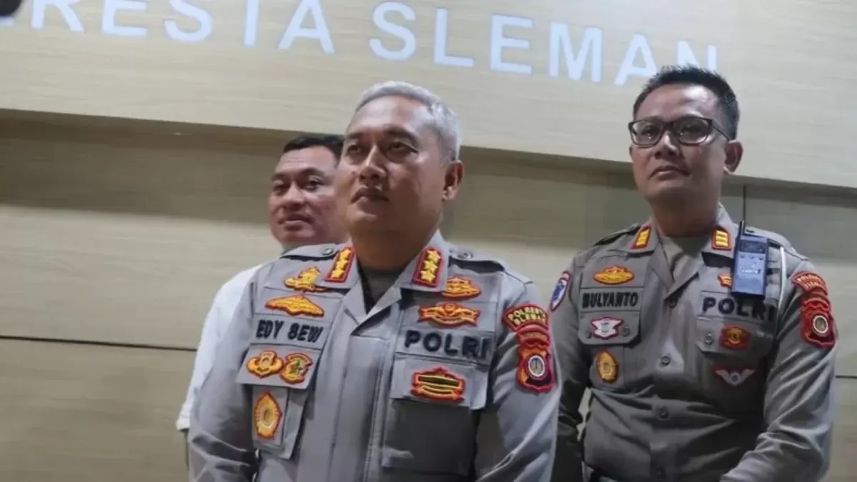 Polda DIY yang menonaktifkan sementara Kapolresta Sleman, Edy Setyanto buntut tersangkakan suami yang bela istrinya dari penjambret - WartaPesona.com (Merdeka.com)