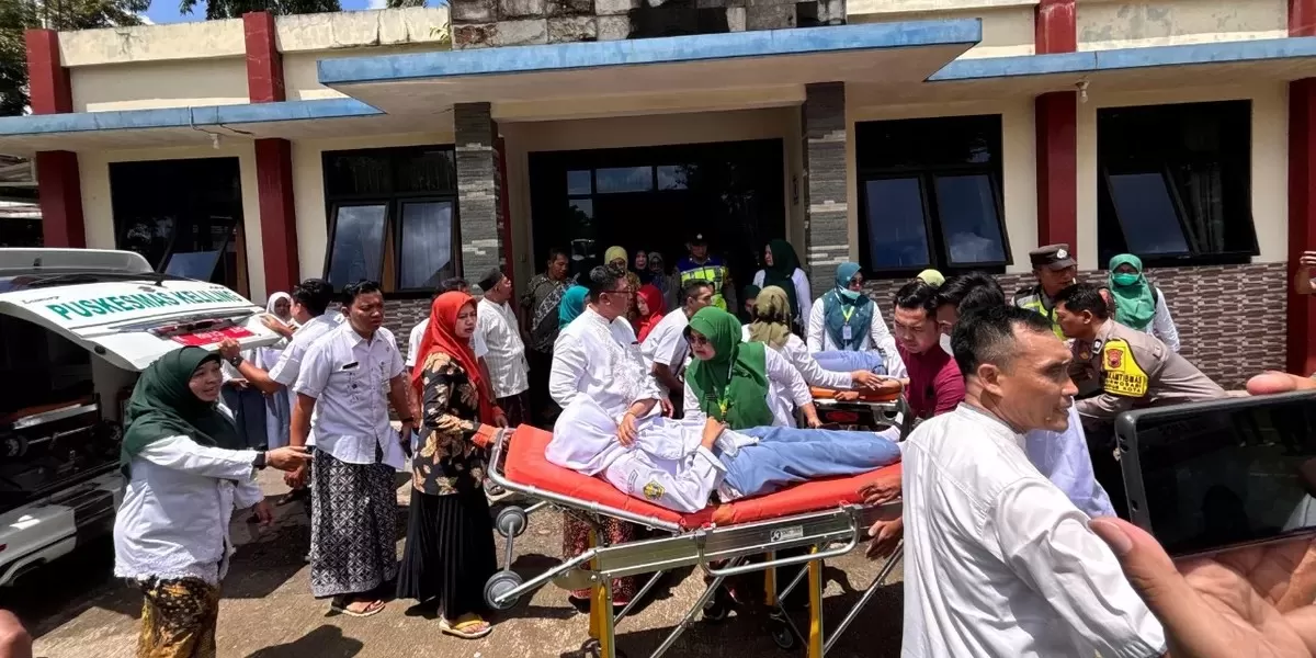 Ratusan Siswa SMAN 2 Kudus Diduga Alami Keracunan usai Santap MBG, Pihak Sekolah Beberkan soal Menu hingga Gejala Mual-Diare - WartaPesona.com (Suara Merdeka Muria)
